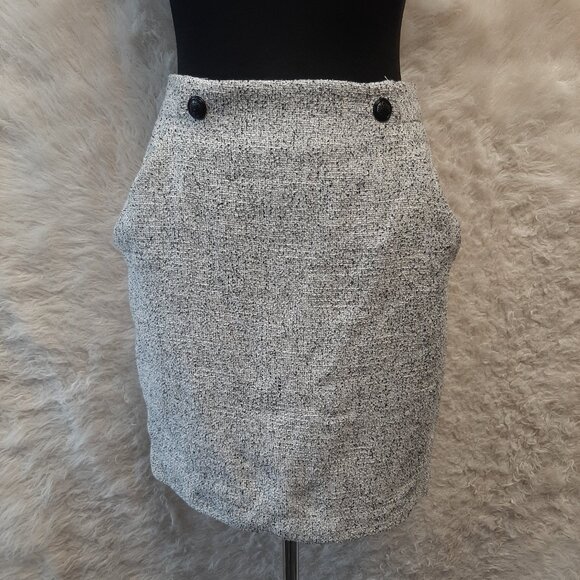 H&M Dresses & Skirts - H&M Women's Beige Back Zip Pockets Straight Pencil Skirt Size: 4